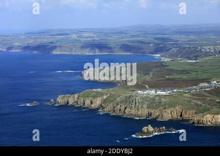 Vereinigtes Königreich, Cornwall, Penwith: Luftaufnahme des Vorgebirges von Land's End, dem westlichsten Punkt des Festlandes Cornwall und England Stockfoto