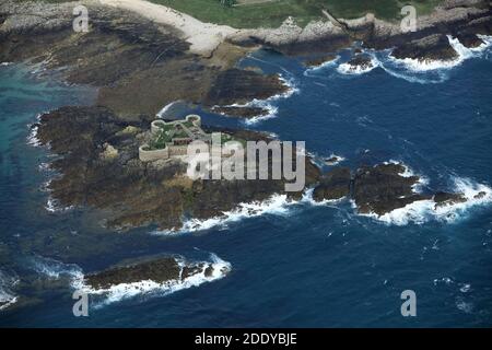 Channel Islands, Alderney: Luftaufnahme der Ruinen von Fort Houmet Herbe auf St. Anne's Island. Stockfoto