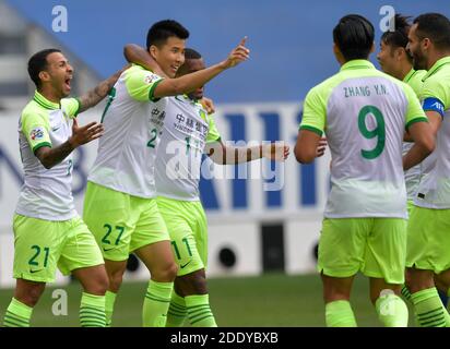 Doha, Katar. November 2020. Jonathan Viera (1. L) vom FC Peking feiert sein Tor beim Gruppenfußballspiel der AFC Champions League zwischen dem FC Peking und Melbourne Victory in Doha, Katar, 27. November 2020. Quelle: Nikku/Xinhua/Alamy Live News Stockfoto