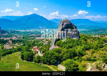 Meteora Land im Himmel: Große alte Stadt von Meteora in Griechenland. Bäume, alte Häuser, blauer Himmel und weiße Wolken. Stockfoto