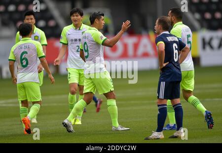 Doha, Katar. November 2020. Zhang Yuning (3. R) vom FC Peking feiert sein Tor während eines Gruppe-E-Fußballspiels der AFC Champions League zwischen dem FC Peking und Melbourne Victory in Doha, Katar, 27. November 2020. Quelle: Nikku/Xinhua/Alamy Live News Stockfoto