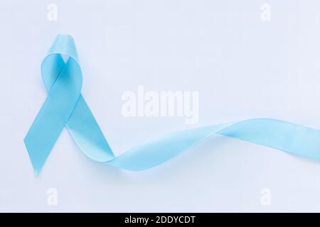 Hellblaues Farbband auf weißem, isoliertem Hintergrund mit Kopierbereich. Lymphödem und Prostatakrebs Bewusstsein Monat Symbol. Gesundheitswesen medizinisch und in Stockfoto