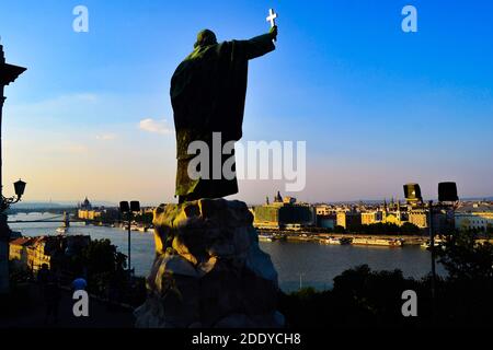 BUDAPEST, UNGARN, 21.06.2012. Gellert Hügel und STATUE VON ST. GERARD SAGREDO BISCHOF Stockfoto