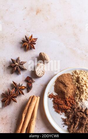 Overhead-Bild von Lebkuchen Gewürzmischung für Weihnachten Backen. Stockfoto