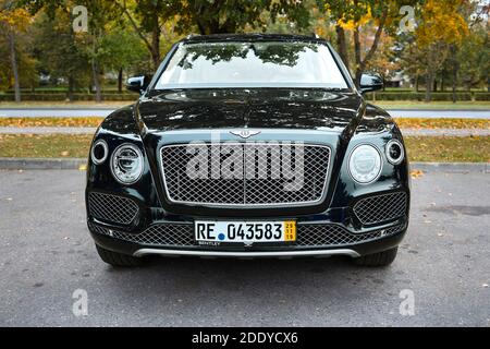 BERLIN, DEUTSCHLAND - OKTOBER 2020: Bentley Bentayga Hybrid SUV Luxus Auto geparkt auf Straßen von Berlin in der Herbstansicht. Stockfoto