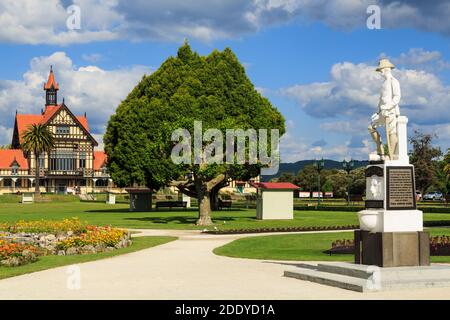 Government Gardens, Rotorua, Neuseeland. Eine Statue des Boer-Kriegshelden Fred Wylie vor dem historischen Rotorua Museum Stockfoto