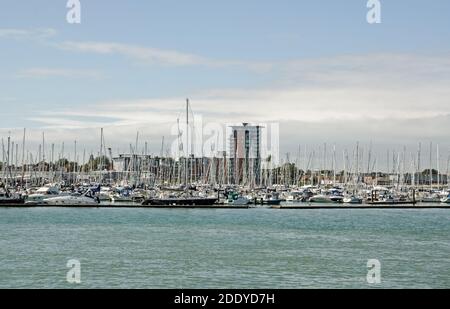 Gosport, Großbritannien - 8. September 2020: Blick über Portsmouth Harbour in Richtung Weevil Lake, Gosport Marina und die neue Rope Quays Wohnsiedlung auf einer Su Stockfoto