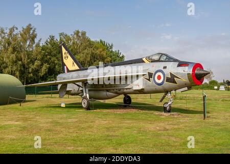 English Electric Lightning F1A Britisches Kampfflugzeug, Thorpe Camp Visitor Center, eine Kaserne der Royal Air Force aus dem 2. Weltkrieg, Lincolnshire, Großbritannien. Stockfoto