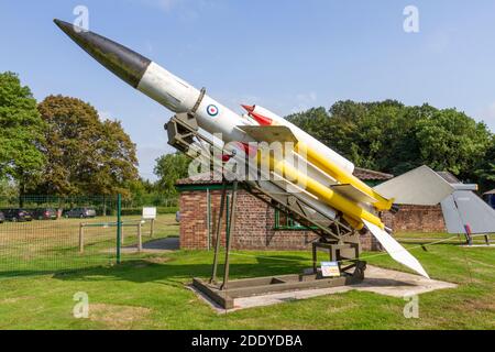 Bloodhound Boden-Luft-Rakete auf dem Gelände des Thorpe Camp Visitor Center, einer Royal Air Force Kaserne des Zweiten Weltkriegs, Lincolnshire, Großbritannien. Stockfoto