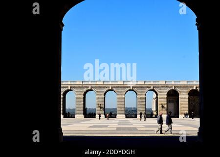 Spanien, Madrid, 17.02.2012. Platz im Königspalast von Spanien und Touristenspaziergängen. Foto aus dem dunklen Bereich des Palastes aufgenommen. Stockfoto