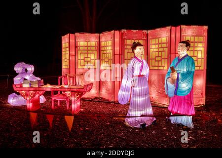 Chinesische Laternen Skulpturen. Ein Mann und eine Frau stehen neben den "vier Schätzen des Arbeitsraubes" (Pinsel, Tinte, Papier und Tuschestein) Stockfoto