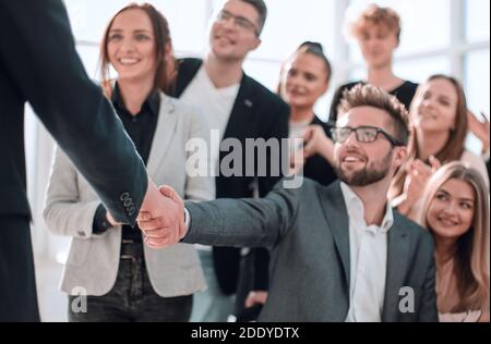 Handshake von Geschäftsleuten zu einem Treffen im Büro Stockfoto