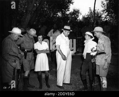 Olympics Swimmer ELEANOR HOLM am Set offen während der Dreharbeiten zu ihrem einzigen Spielfilm mit Regisseur D. ROSS LEDERMAN und HEDDA HOPPER in TARZANS RACHE 1938 Regisseur D. ROSS LEDERMAN nach einem Roman von Edgar Rice Burroughs Sol Lesser Productions / Twentieth Century Fox Stockfoto