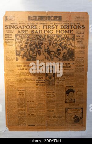 Titelseite der Daily Mail am 10. September 1945 von britischen Truppen, die von Singapur, Thorpe Camp Visitor Centre, Lincolnshire, Großbritannien, nach Hause segeln. Stockfoto