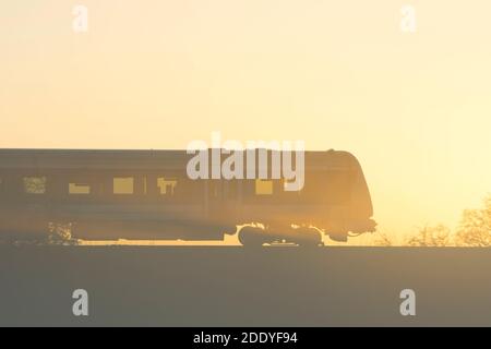 Chiltern Railways Klasse 168 Dieselzug im Nebel bei Sonnenuntergang, Warwickshire, Großbritannien Stockfoto