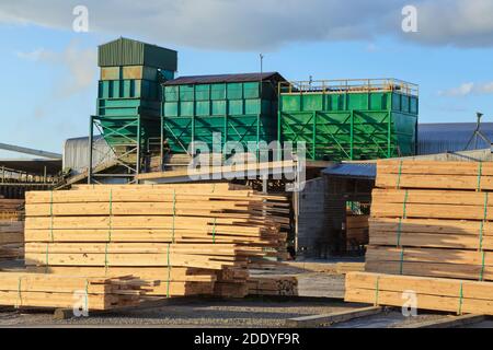 Ein Sägewerk, mit Holzstapeln im Vordergrund Stockfoto