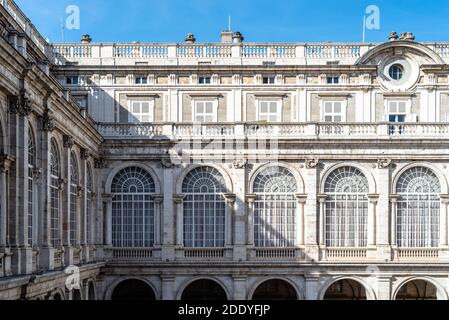 Madrid, Spanien - 18. Oktober 2020: Königspalast in Madrid an einem schönen blauen Himmel. Stockfoto