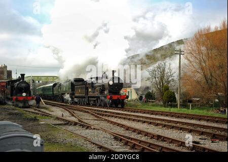 '30053' sitzt im Warenhof von Corfe Castle als '30120' und 'Manston' Doppelkopf durch den Bahnhof. Stockfoto