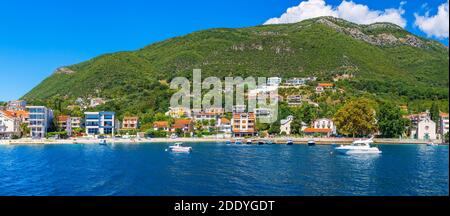 Yacts und Häuser in der Bucht von Kotor am Ufer der Adria, Bucht von Kotor, Montenegro Stockfoto