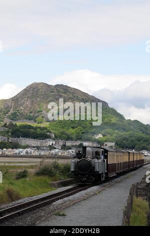 'David Lloyd George' fährt nach der Überholung noch in grauer Lackierung, überquert den Cob mit einem Zug nach Blaenau Ffestiniog. Stockfoto