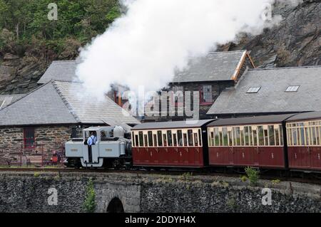 'David Lloyd George' läuft nach der Überholung noch in grauer Lackierung, fährt mit einem Zug nach Blaenau Ffestiniog an der Boston Lodge vorbei. Stockfoto