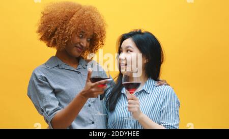 Prost. Zwei junge multiethnische Freunde, die mit Weingläsern toasten. Beste Freunde und Feier. Hochwertige Fotos Stockfoto