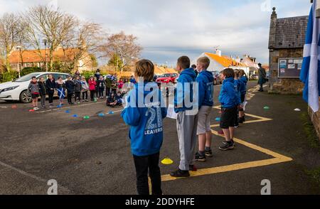 Athelstaneford, East Lothian, Schottland, Großbritannien, 27. November 2020. Saltyre Festival: Der Geburtsort der schottischen Nationalflagge zur Feier des Saltyre Festivals, das bis zum St. Andrew’s Day führt. Kinder der Grundschule in Athelstaneford feiern ihre Verbindung zum National Flag Heritage Centre mit Lesungen, die von P7-Kindern geleitet werden Stockfoto