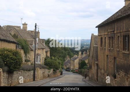 Ruhiges Cotswold Dorf Bourton auf dem Hügel Stockfoto