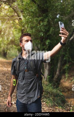 Junge macht ein Selfie in den Bergen. Wandern. Konzept der Gesundheit. Spanien Stockfoto