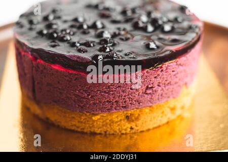 Blaubeer-Quark. Schichten von Keks, Quark und Beeren in Gelee Stockfoto