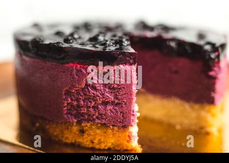 Blaubeer-Quark. Geschnittene Beerentarte in einem Nahaufnahme-Makrofoto. Stockfoto