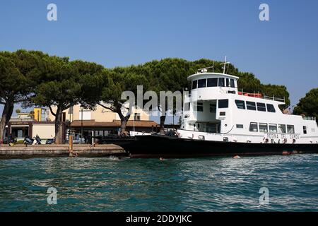 Italien, Peschiera del Garda - 30. Juni 2019: Luxus-Motorboote und Yachten in der Marina von Peschiera del Garda Stockfoto
