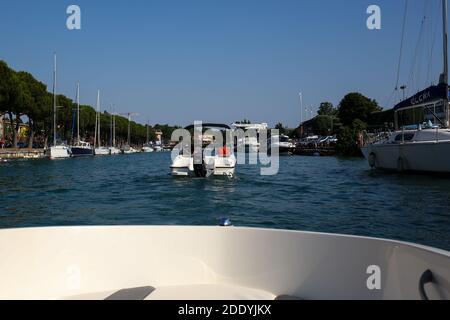 Italien, Peschiera del Garda - 30. Juni 2019: Luxus-Motorboote und Yachten in der Marina von Peschiera del Garda Stockfoto