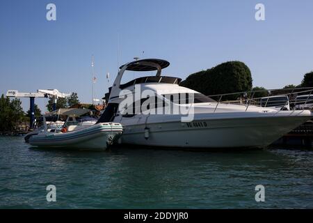 Italien, Peschiera del Garda - 30. Juni 2019: Luxus-Motorboote und Yachten in der Marina von Peschiera del Garda Stockfoto