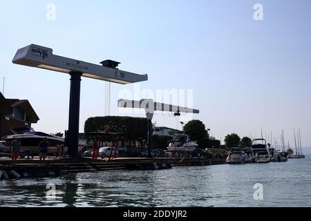 Italien, Peschiera del Garda - 30. Juni 2019: Luxus-Motorboote und Yachten in der Marina von Peschiera del Garda Stockfoto