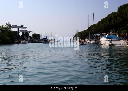 Italien, Peschiera del Garda - 30. Juni 2019: Luxus-Motorboote und Yachten in der Marina von Peschiera del Garda Stockfoto
