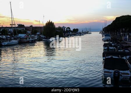 Italien, Peschiera del Garda - 30. Juni 2019: Luxus-Motorboote und Yachten in der Marina von Peschiera del Garda Stockfoto