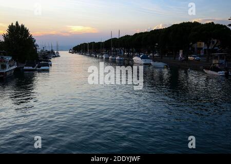 Italien, Peschiera del Garda - 30. Juni 2019: Luxus-Motorboote und Yachten in der Marina von Peschiera del Garda Stockfoto