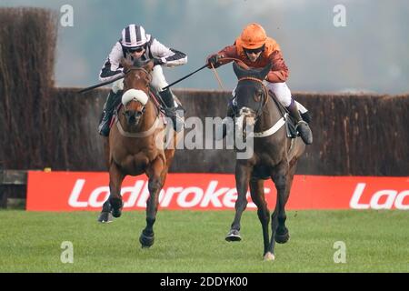 Elusive Belle von Sam Waley-Cohen (rechts) gewinnt die Ladbrokes Daily Odds steigert Chase auf der Rennbahn Newbury. Stockfoto