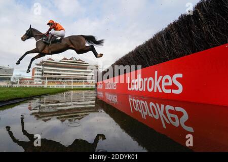 Schwer fassbare Belle von Sam Waley-Cohen geritten löscht den Wassersprung, bevor Sie auf die Ladbrokes Daily Odds Boosts Chase auf Newbury Racecourse zu gewinnen. Stockfoto