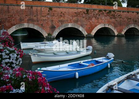 Italien, Peschiera del Garda - 30. Juni 2019: Luxus-Motorboote und Yachten in der Marina von Peschiera del Garda Stockfoto