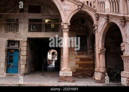 Italien, Verona - 02. Juli 2020: Piazza dei Signori - Stadtplatz in Verona Stockfoto