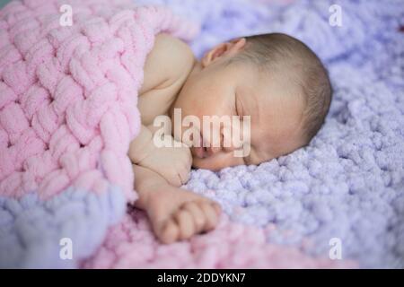 Neugeborenes Baby Mädchen süß schlafen in rosa Decke Stockfoto