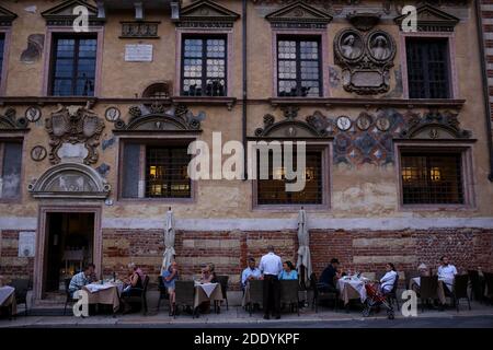 Italien, Verona - 02. Juli 2020: Piazza dei Signori - Stadtplatz in Verona Stockfoto