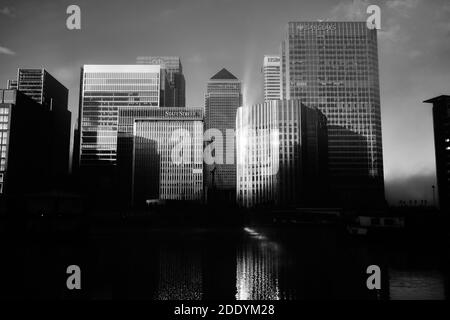 Canary Wharf Sunrise, Shadows and Mist, 27. November 2020, London Vereinigtes Königreich Stockfoto