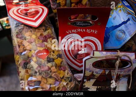 Italien, Verona- 02. Juli 2020: Bunte Pasta in Form eines Herzens, beliebtes Souvenir aus Verona- Stadt der Liebe Stockfoto