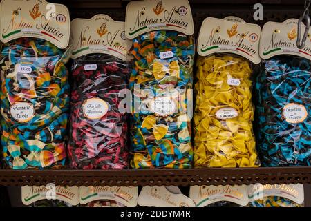 Italien, Verona- 02. Juli 2020: Bunte Pasta in Form eines Herzens, beliebtes Souvenir aus Verona- Stadt der Liebe Stockfoto