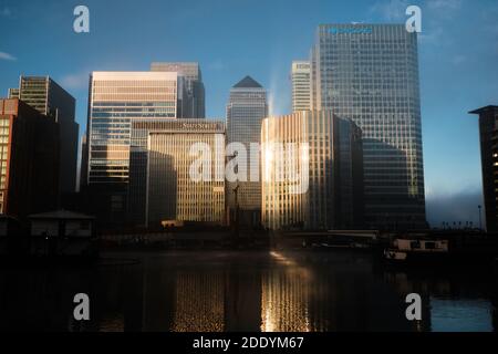 Canary Wharf Sunrise, Shadows and Mist, 27. November 2020, London Vereinigtes Königreich Stockfoto