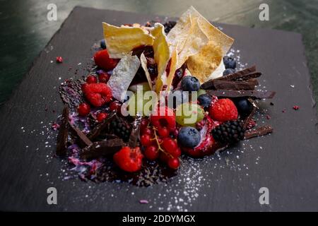 Nahaufnahme der umgedrehten millefeuille mit Ricotta und Mascarpone Sahne, Bitterschokolade Flocken und Waldbeeren Stockfoto