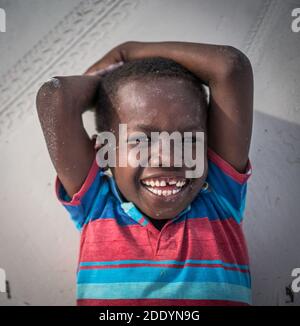 Lachender afrikanischer kleiner Junge Stockfoto